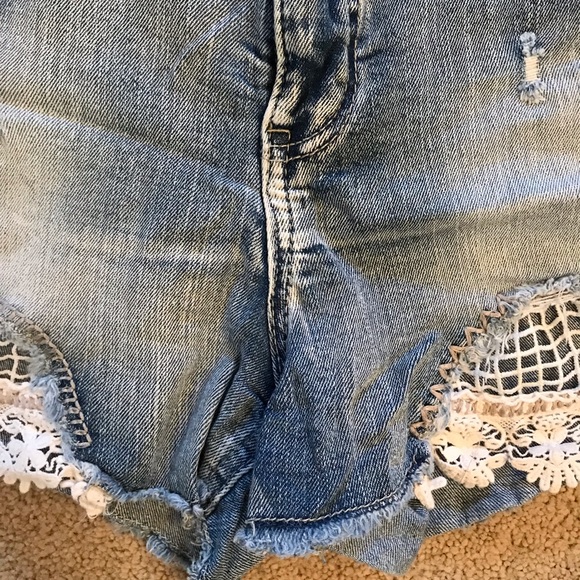 Rue 21 High Waist Distressed Denim Shorts Womens Size 7 Lace Peekaboo Pockets - Picture 14 of 14